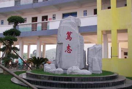湖北省咸宁卫生学校寝室宿舍条件与学校食堂环境图片_招生信息