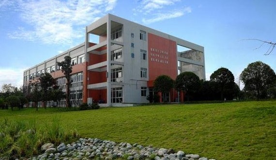成都铁路卫生学校寝室宿舍条件与学校食堂环境图片_招生信息